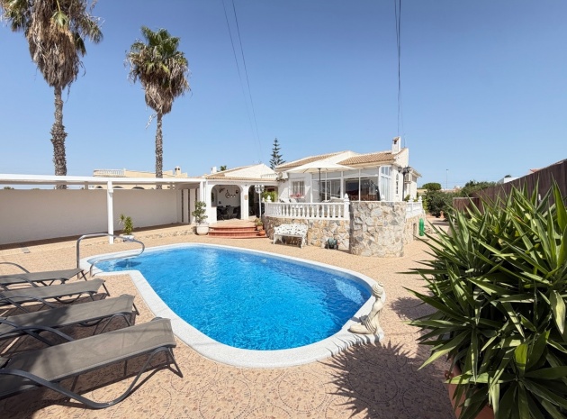 Villa - Wederverkoop - Torrevieja - San Luis