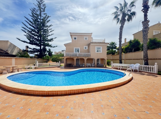 Villa - Wiederverkauf - La Zenia - ESMA-85367