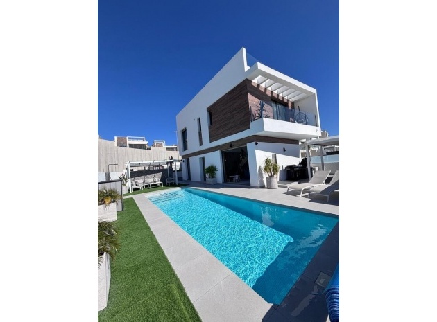 Villa - Wiederverkauf - Orihuela - Villamartin