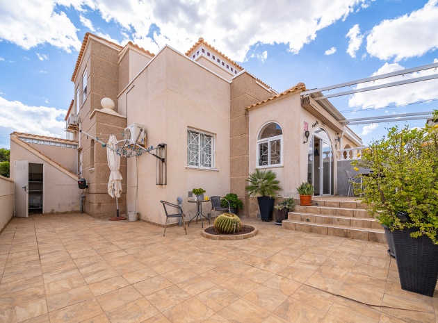 Villa - Wiederverkauf - Torrevieja - ESMA-11668