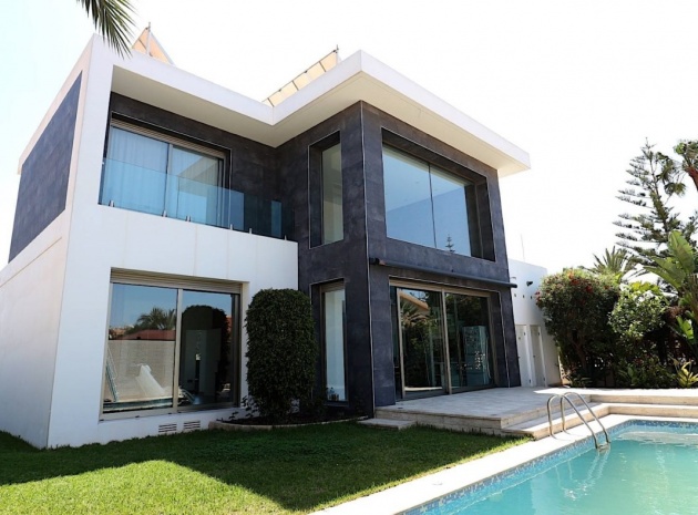 Villa - Wiederverkauf - Torrevieja - ESMA-83671