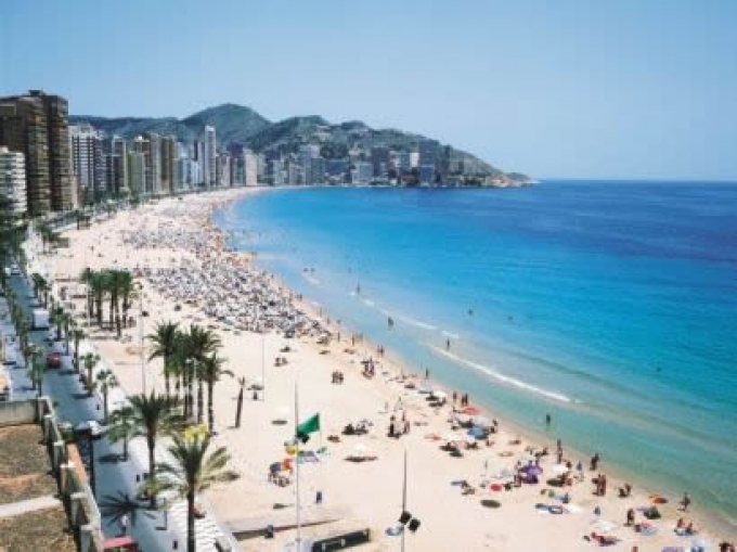 Slecht weer in het VK stuwt het Spaanse toerisme naar nieuwe hoogten in 2013