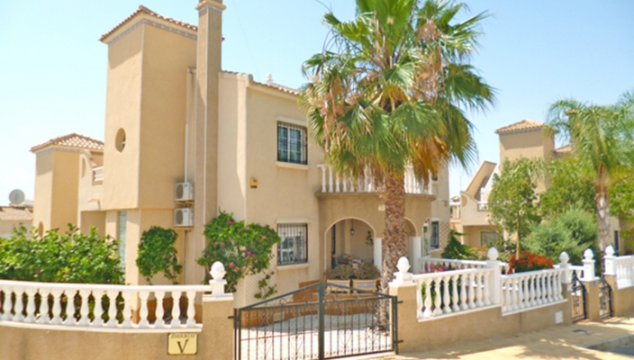 Koop een villa in Villamartin, Costa Blanca, Spanje