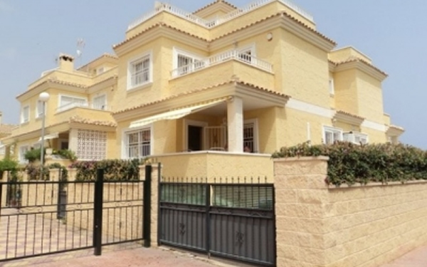 buy resale villa in villamartin alicante