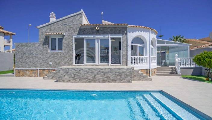 Discover the advantages of living our exclusive villas for sale in Villamartin