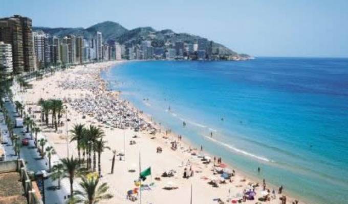 Lousy British weather pushes Spanish tourism to new heights in 2013
