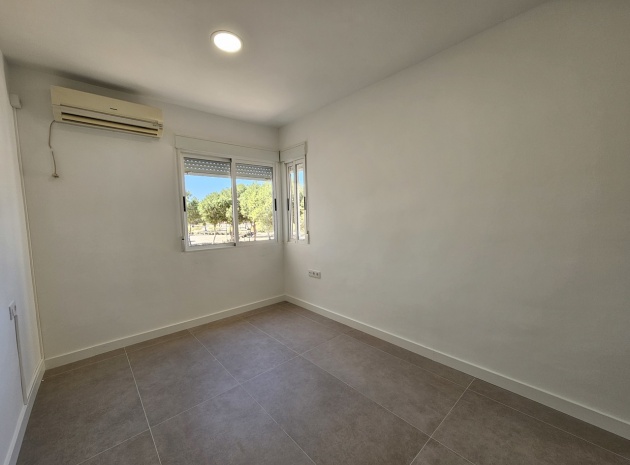 Återförsäljning - Lägenhet - Punta Prima - la entrada