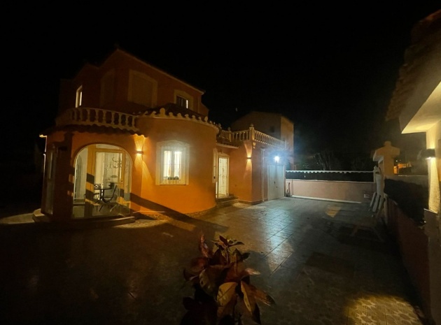 Resale - Villa - La Florida  - La Florida