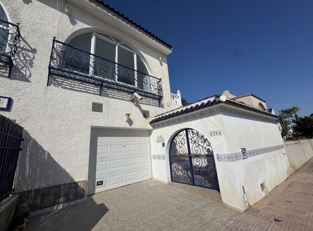 Resale - Townhouse - Villamartin - blue lagoon