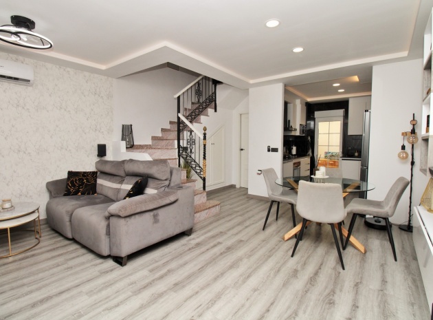 Resale - Townhouse - Villamartin - entre golf