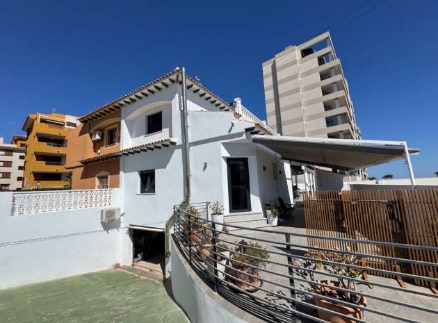Resale - Villa - Punta Prima