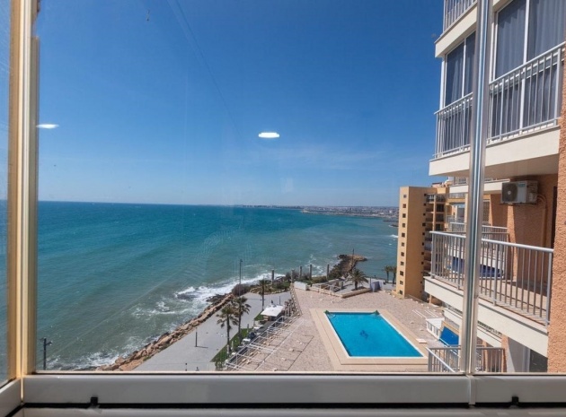 Resale - Apartment - Torrevieja - 1st line to the sea