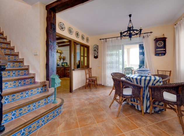 Resale - Villa - San Miguel de Salinas - las comunicaciones