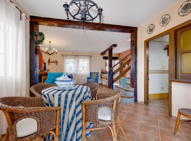 Resale - Villa - San Miguel de Salinas - las comunicaciones