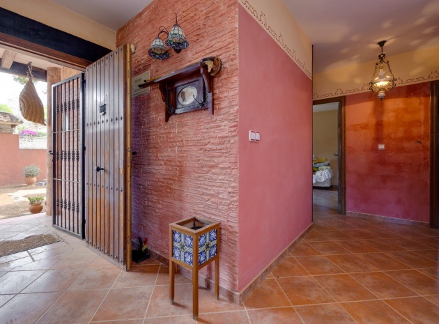 Resale - Villa - San Miguel de Salinas - las comunicaciones