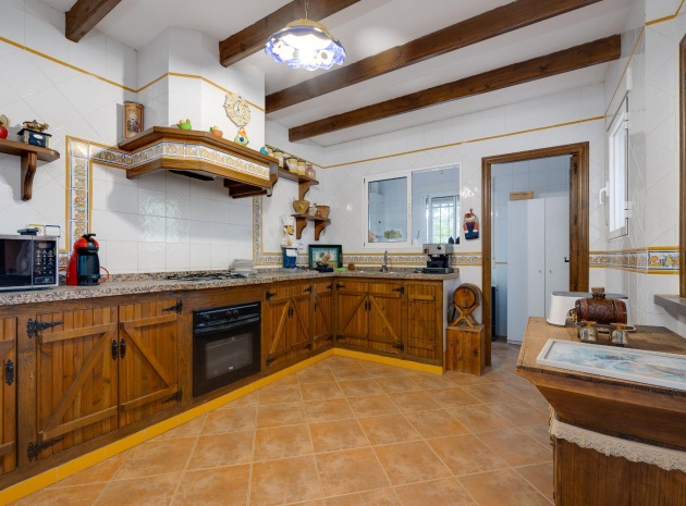 Resale - Villa - San Miguel de Salinas - las comunicaciones