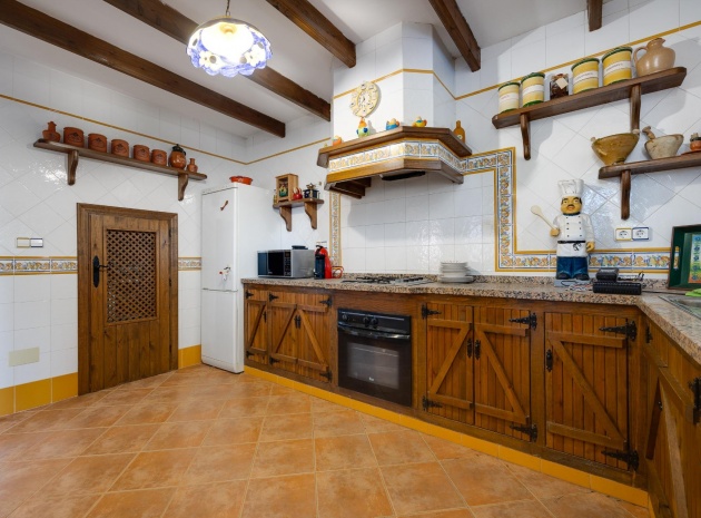 Resale - Villa - San Miguel de Salinas - las comunicaciones