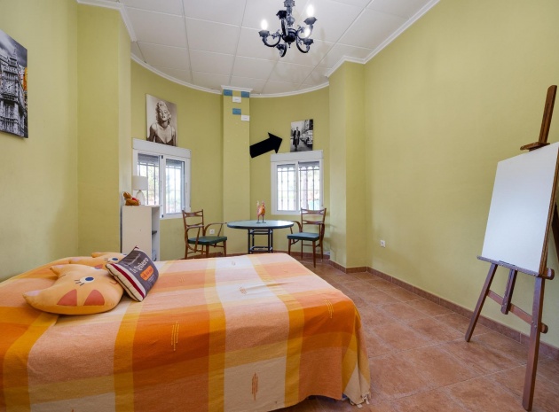 Resale - Villa - San Miguel de Salinas - las comunicaciones