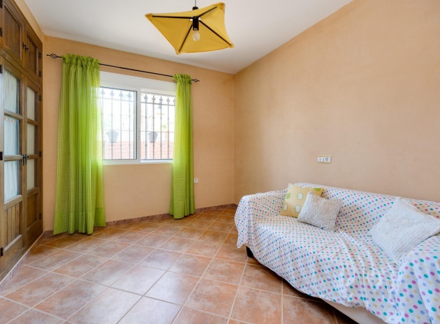 Resale - Villa - San Miguel de Salinas - las comunicaciones