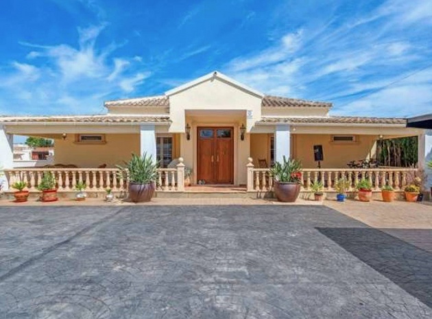 Resale - Villa - Las Heredades - Heredades