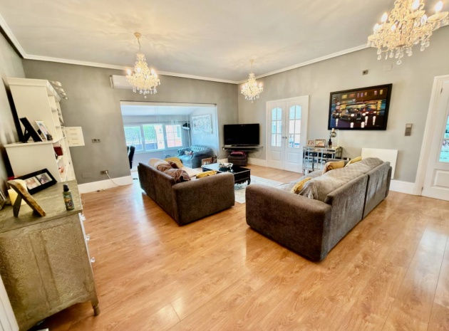 Resale - Villa - Las Heredades - Heredades