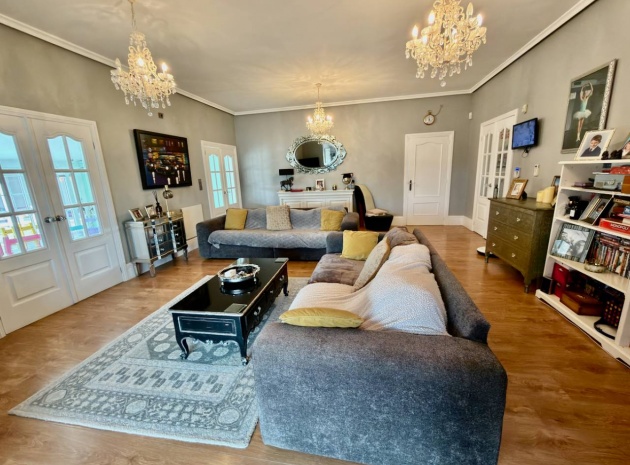 Resale - Villa - Las Heredades - Heredades