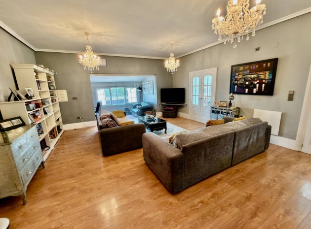 Resale - Villa - Las Heredades - Heredades