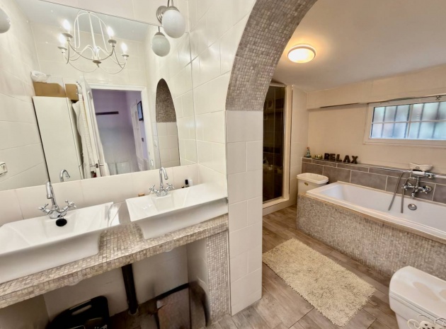 Resale - Villa - Las Heredades - Heredades