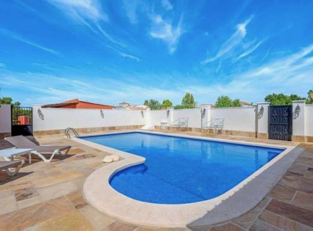 Resale - Villa - Las Heredades - Heredades