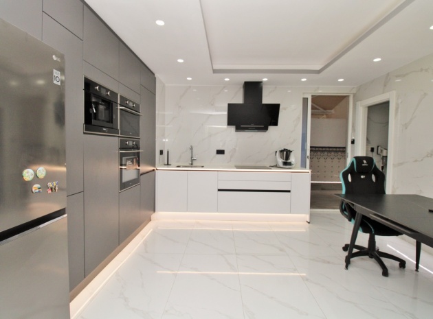 Återförsäljning - Lägenhet - Torrevieja - Beachside Torrevieja