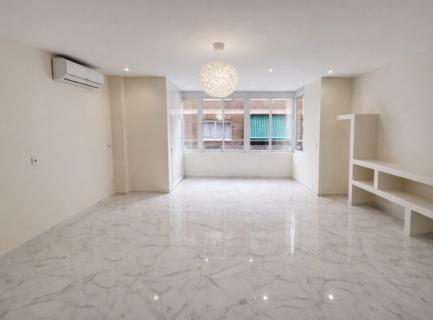 Resale - Apartment - Torrevieja - Torrevieja Centro