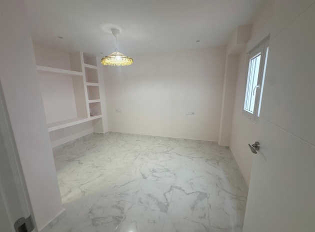 Resale - Apartment - Torrevieja - Torrevieja Centro