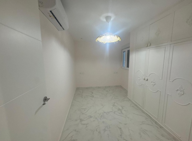 Resale - Apartment - Torrevieja - Torrevieja Centro
