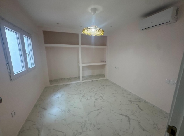 Resale - Apartment - Torrevieja - Torrevieja Centro