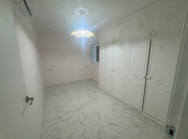 Resale - Apartment - Torrevieja - Torrevieja Centro