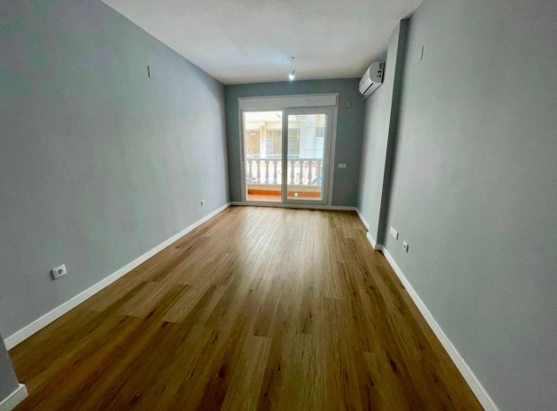 Resale - Apartment - Torrevieja - Torrevieja Centro