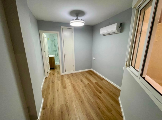 Resale - Apartment - Torrevieja - Torrevieja Centro