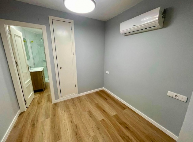 Resale - Apartment - Torrevieja - Torrevieja Centro