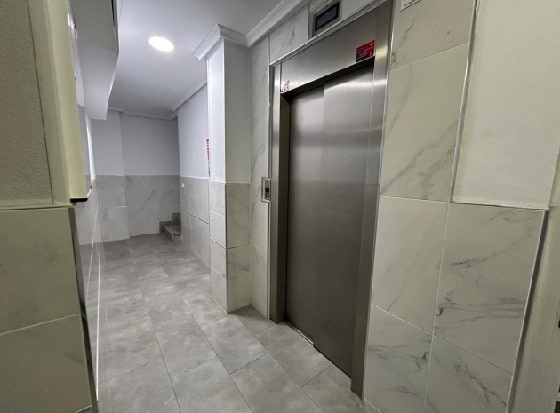 Resale - Apartment - Torrevieja - Torrevieja Centro
