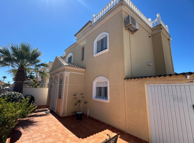 Resale - Villa - Torrevieja - Torrevieja Centro