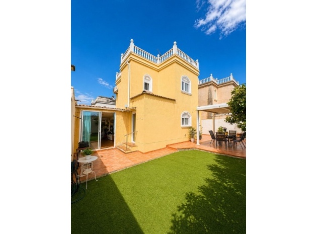 Resale - Villa - Torrevieja - Torrevieja Centro