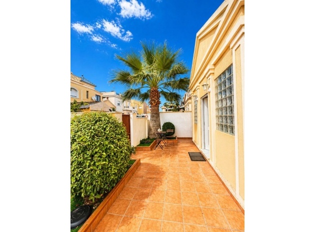 Resale - Villa - Torrevieja - Torrevieja Centro