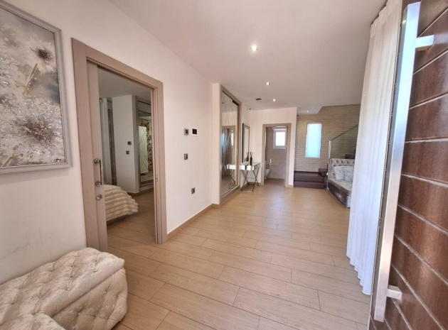 Resale - Villa - Torrevieja - Torrevieja Centro