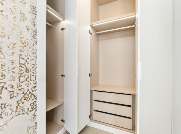 Resale - Apartment - Torrevieja - Torrevieja Centro