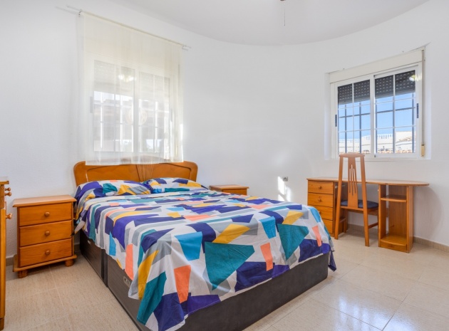 Revente - Villa - Torrevieja - Urbanización San Luis