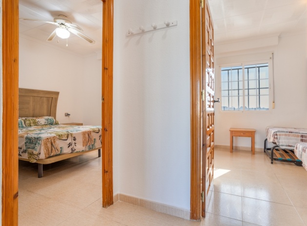 Revente - Villa - Torrevieja - Urbanización San Luis