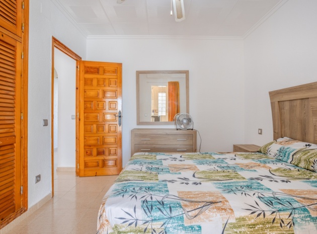 Revente - Villa - Torrevieja - Urbanización San Luis