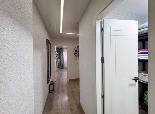 Resale - Apartment - Torrevieja - Torrevieja Centro
