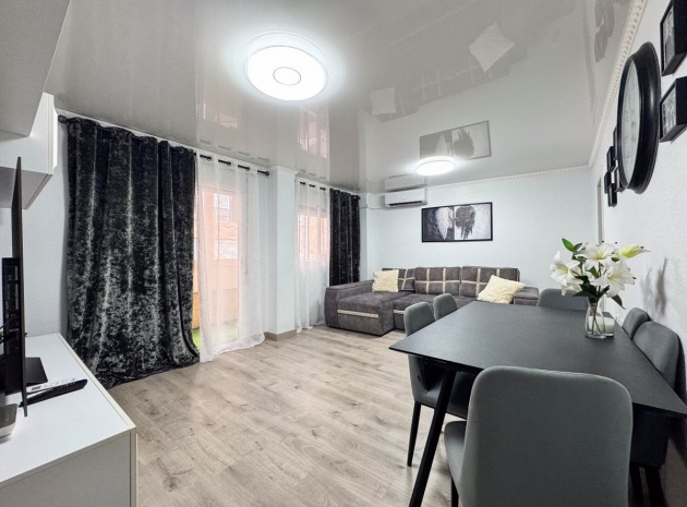 Resale - Apartment - Torrevieja - Torrevieja Centro