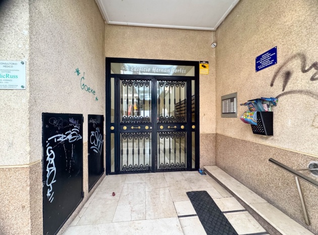 Resale - Apartment - Torrevieja - Torrevieja Centro
